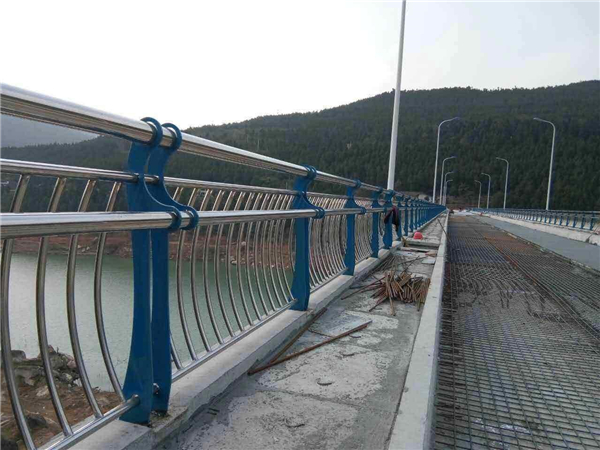 济南不锈钢桥梁护栏的特点及其在桥梁安全中的重要作用