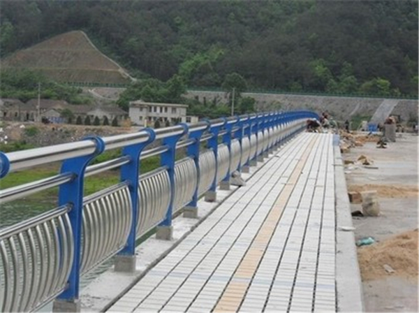 济南不锈钢桥梁护栏的特性及其在现代建筑中的应用
